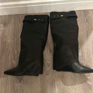 New never worn shark boots 

Aw brand size 6.5